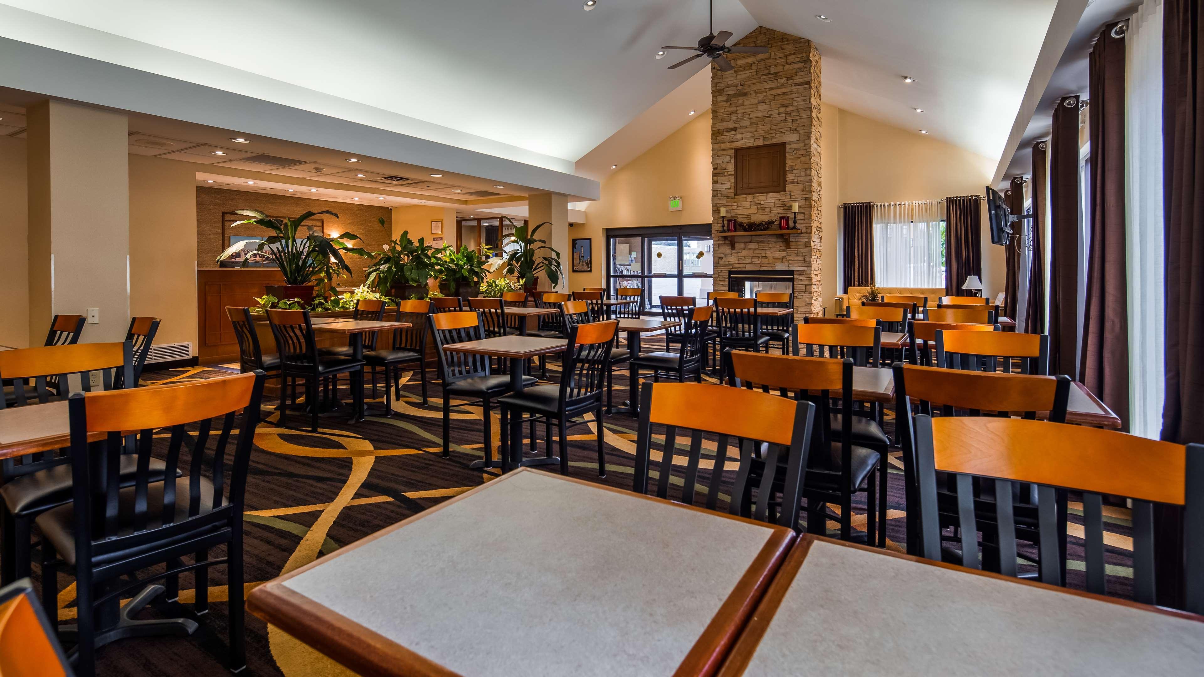Best Western Galleria Inn & Suites Чийктоуага Екстериор снимка