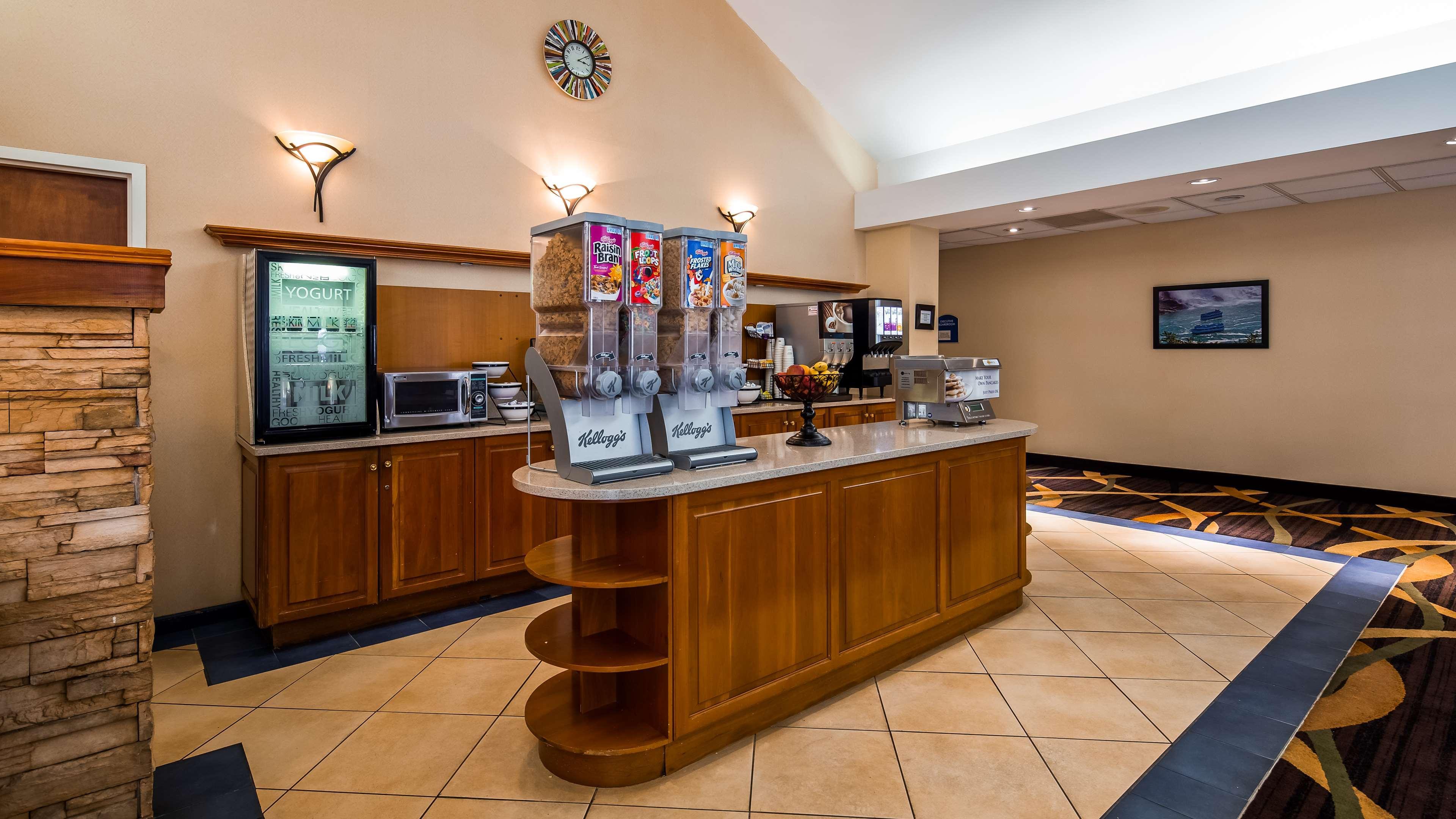 Best Western Galleria Inn & Suites Чийктоуага Екстериор снимка